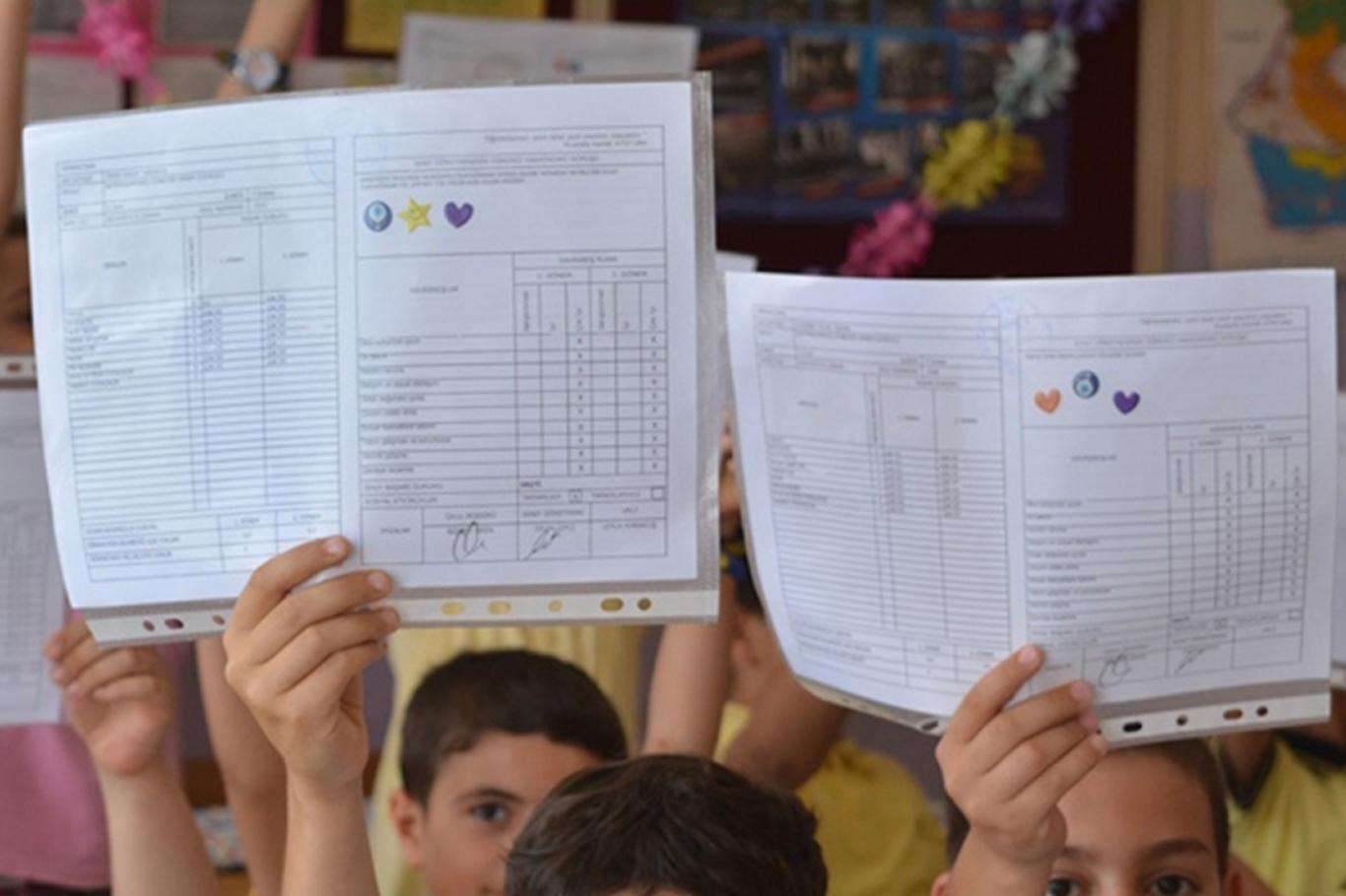 Karnesinde başarı elde eden ya da edemeyen çocuklara nasıl yaklaşmalıyız?
